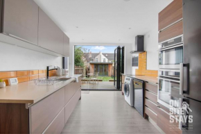 OnSiteStays Dartford 4BR House with Garden, bathroom and ensuite